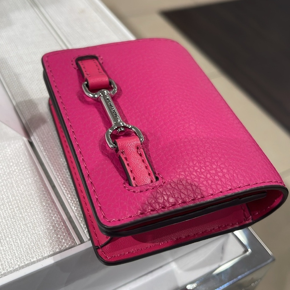 MICHAEL KORS Carson Small Pebbled Leather Flap Wallet
DRAGONFRUIT
NWT - Picture 10 of 16